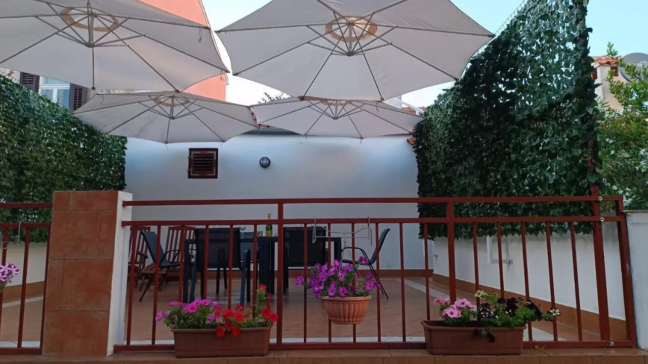 Studio Apartment Jemi Pula 0*,